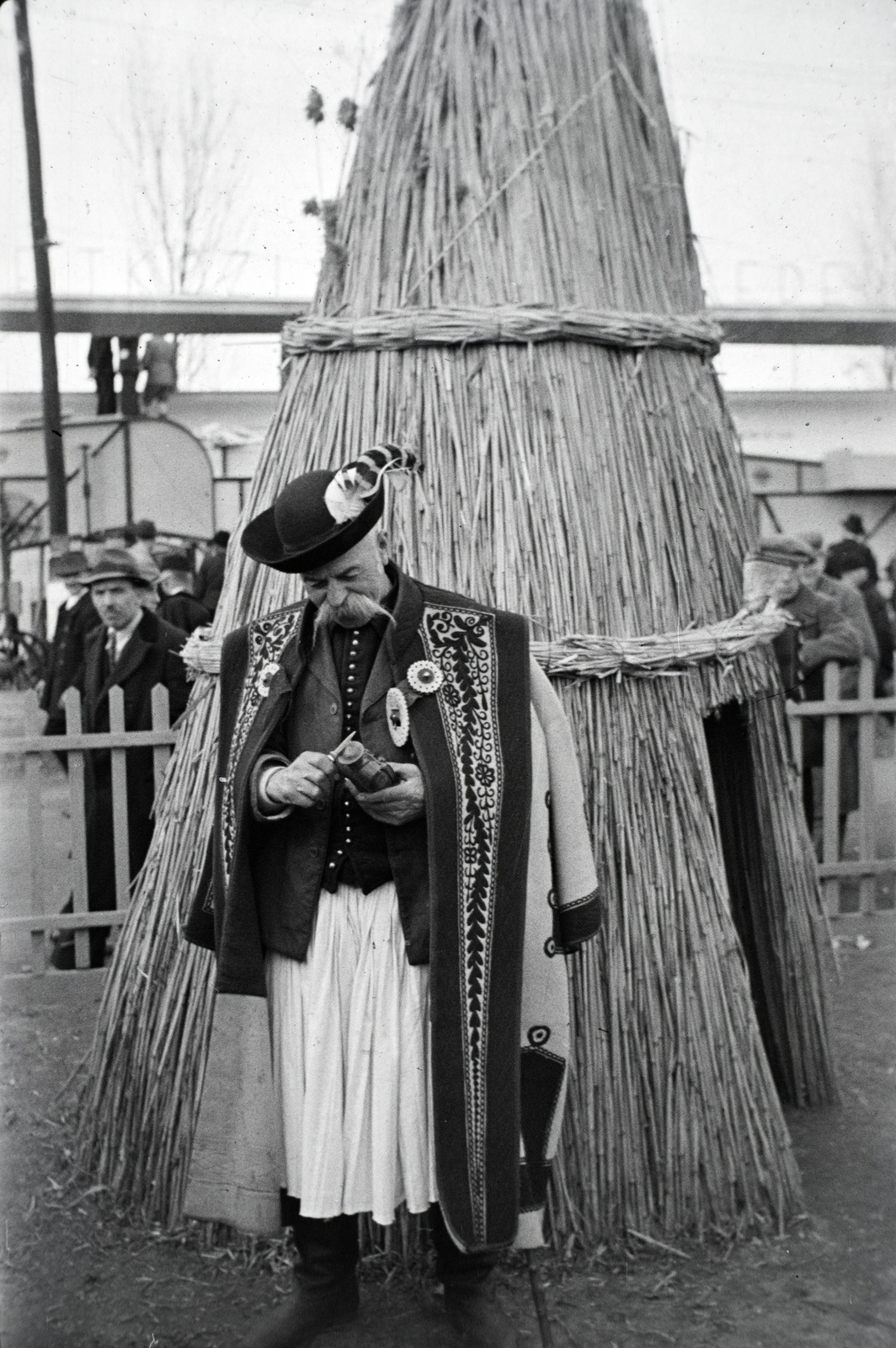 Hungary, Budapest X., Albertirsai út, Mezőgazdasági Kiállítás., 1943, Miklós Lajos, folk costume, Budapest, pen knife, Fortepan #140964
