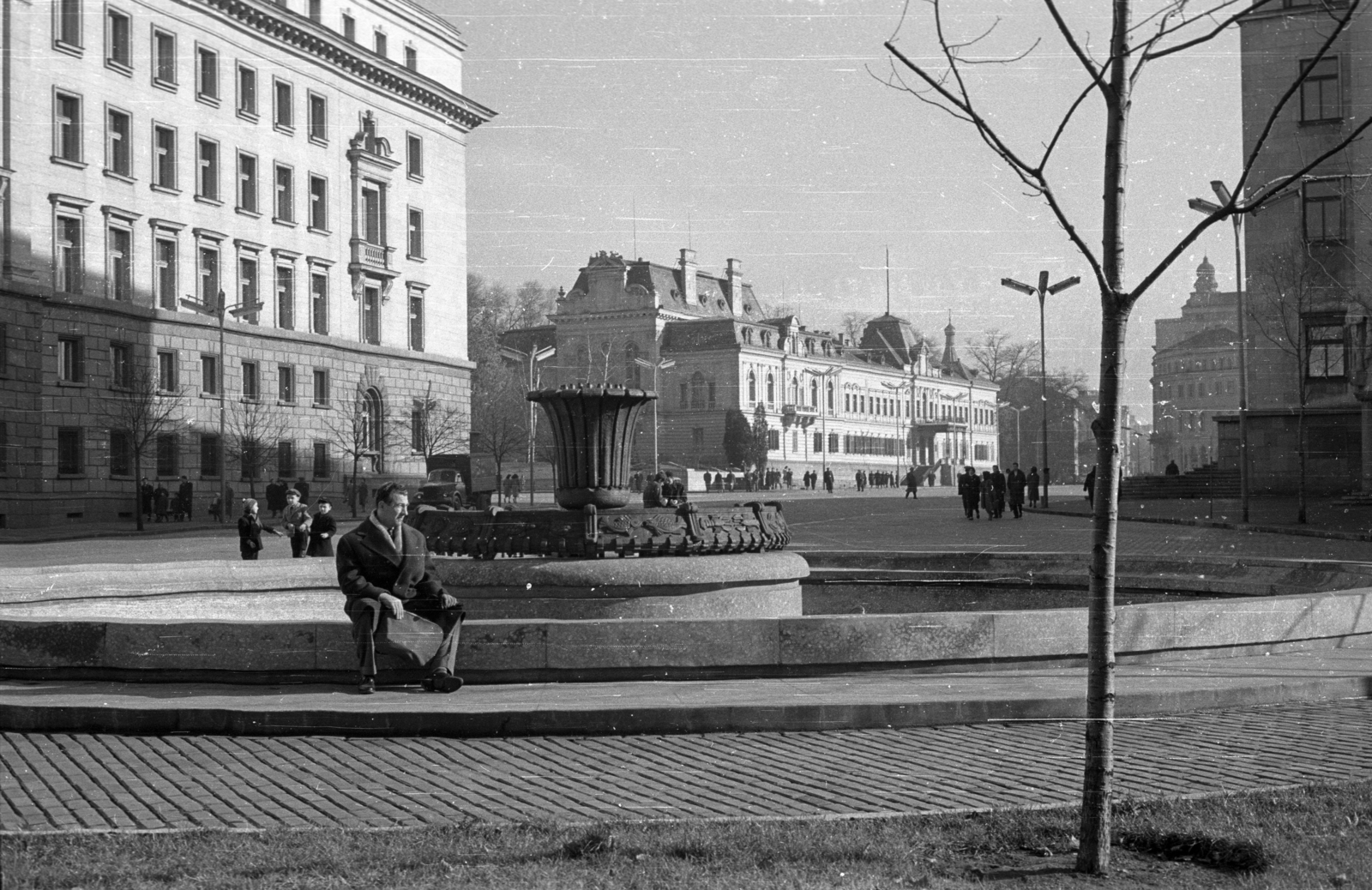 Bulgária, Szófia, balra a Bolgár Kommunista Párt székháza (később a Nemzetgyűlés egyik épülete), háttérben a Nemzeti Galéria (volt királyi palota), jobbra a Bolgár Nemzeti Bank és a Régészeti Múzeum épületei., 1959, Szent-tamási Mihály, palota, neobarokk stílus, Viktor Rumpelmayer-terv, Fortepan #14097