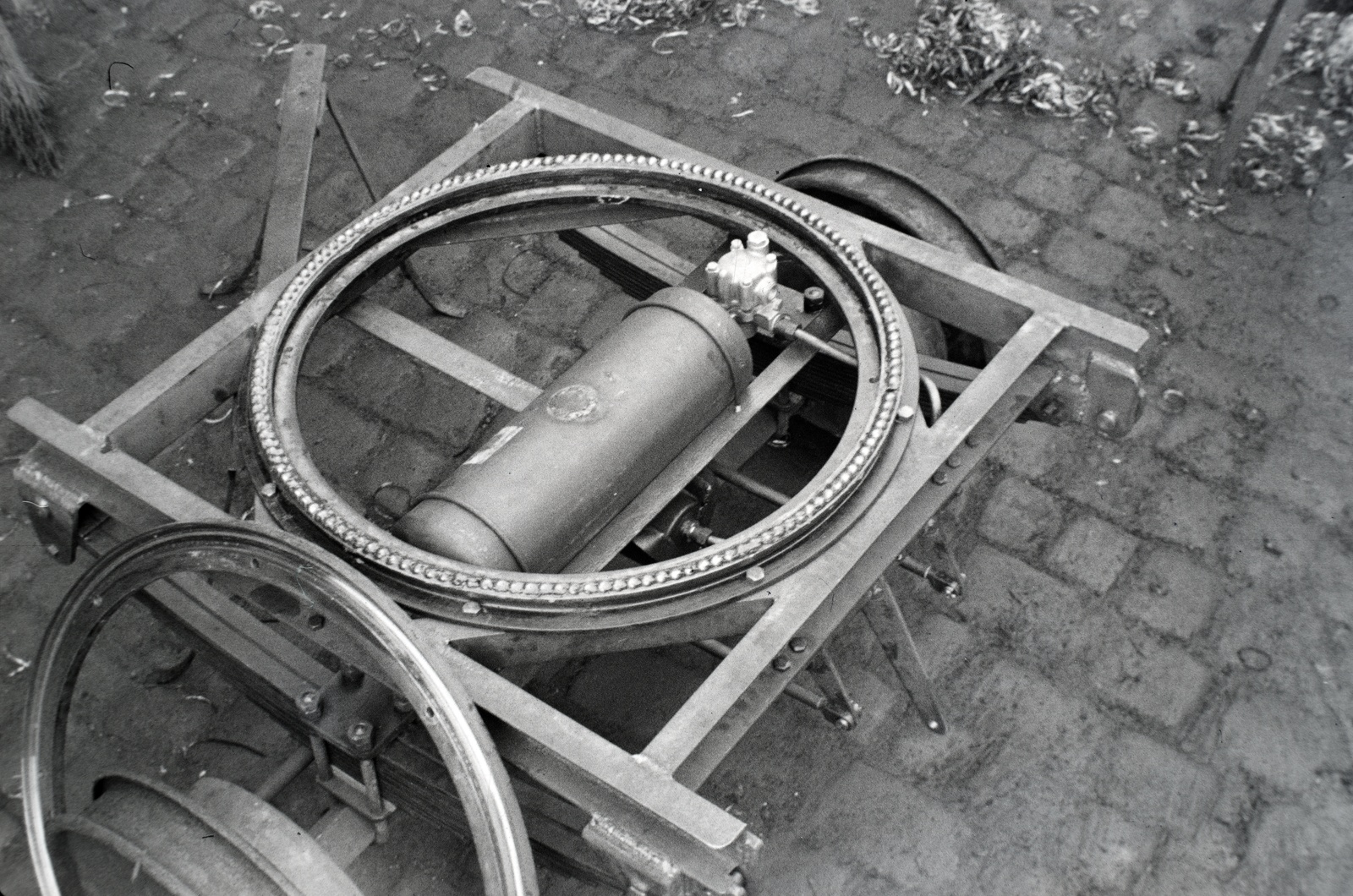 Hungary, Budapest X., Vaspálya utca 4., a felvétel Miklós Lajos járműgyártó mester üzemének udvarában készült., 1941, Miklós Lajos, Budapest, chassis, steel structure, Fortepan #140975
