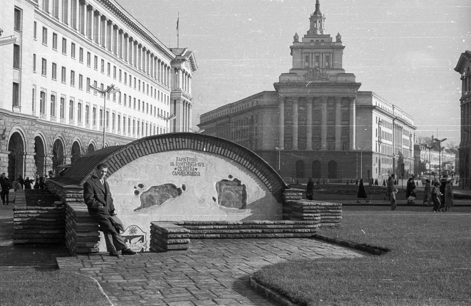 Bulgaria, Sofia, plosad Nezaviszimoszt (plosad Lenin), középen előtérben a Szent Petka középkori ortodox templom maradványai, mögötte balra a Minisztertanács jobbra a Bolgár Nemzetgyűlés épülete. Középen a háttérben a Bolgár Kommunista Párt székháza (később a Nemzetgyűlés egyik épülete)., 1959, Szent-tamási Mihály, church, socialist realism, public building, parliament, Cyrillic alphabet, Kosta Nikolov-design, Petso Zlatev-design, Fortepan #14098