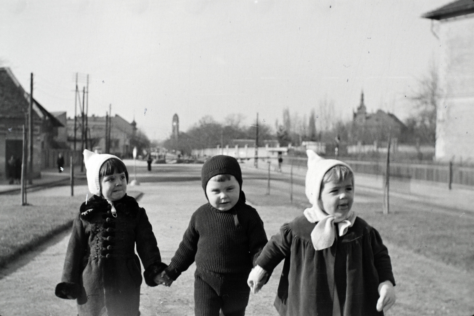 Hungary, Budapest X., Kápolna tér, szemben távolban, a Kápolna utcában, a Kőbányai evangélikus templom, jobbra a Csajkovszkij park (ekkor a Dreher villa kertje)., 1941, Miklós Lajos, kids, Budapest, hold hands, three people, Fortepan #140986