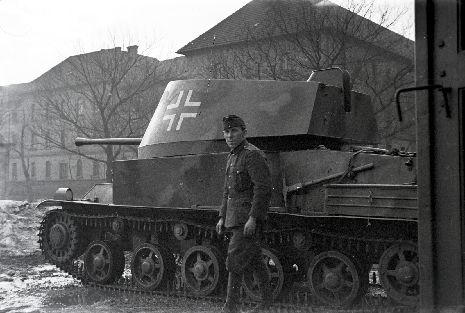 Magyarország, Budapest IX., Üllői út 133-135. Ferenc József gyalogsági laktanya., 1942, Miklós Lajos, csákány, felségjelzés, terepminta, 40M Nimród, Budapest, Fortepan #140987