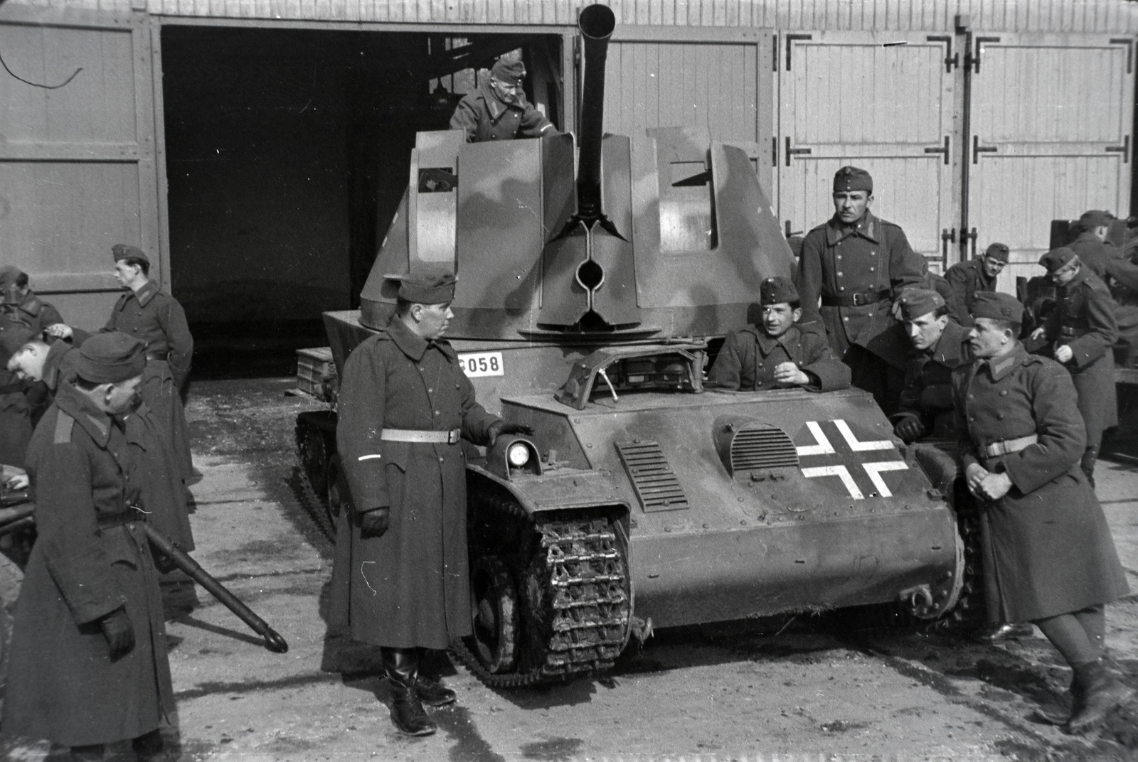 Magyarország, Budapest IX., Üllői út 133-135. Ferenc József gyalogsági laktanya., 1942, Miklós Lajos, rendszám, felségjelzés, terepminta, 40M Nimród, Budapest, Fortepan #140989