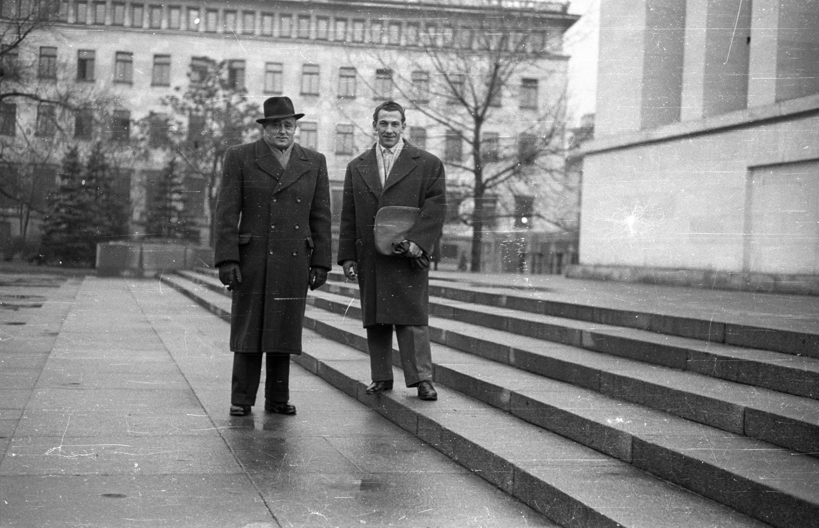 Bulgaria, Sofia, a Dimitrov mauzóleum lépcsője, háttérben a Bolgár Nemzeti Bank épülete., 1959, Szent-tamási Mihály, mausoleum, stairs, Fortepan #14099