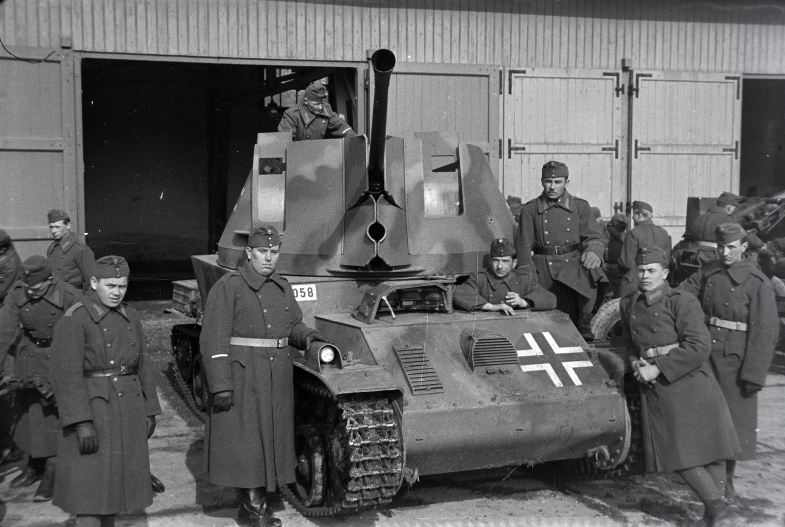 Magyarország, Budapest IX., Üllői út 133-135. Ferenc József gyalogsági laktanya., 1942, Miklós Lajos, rendszám, felségjelzés, terepminta, 40M Nimród, Budapest, Fortepan #140990
