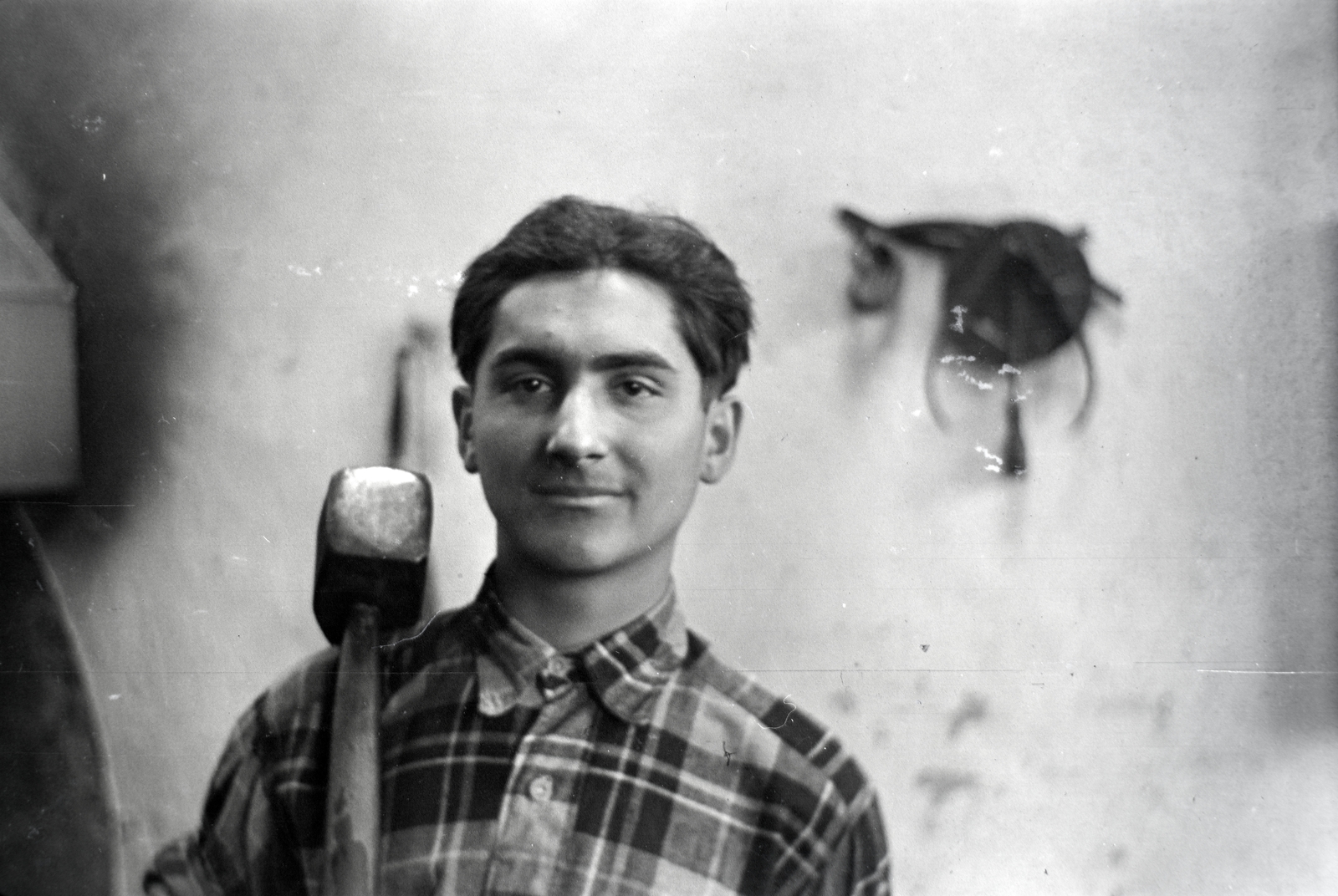 Hungary, Budapest X., Vaspálya utca 4., Miklós Lajos járműgyártó mester üzemének udvara, az egyik dolgozó portréja., 1941, Miklós Lajos, tool, Budapest, plaid shirt, Fortepan #140991