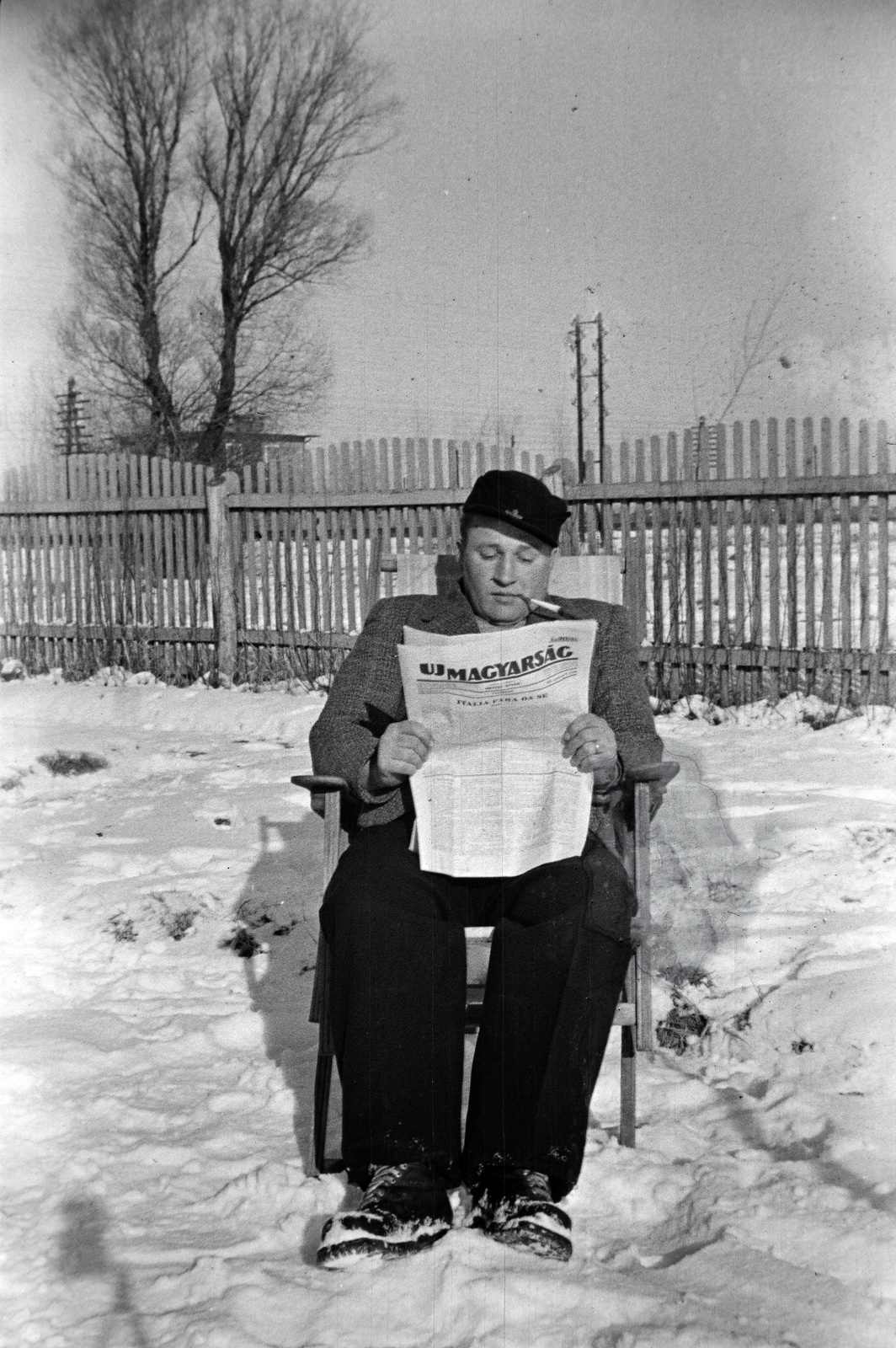 Magyarország, Agárd, Vasút utca 33., 1942, Miklós Lajos, olvasás, Új Magyarság, Fortepan #141000