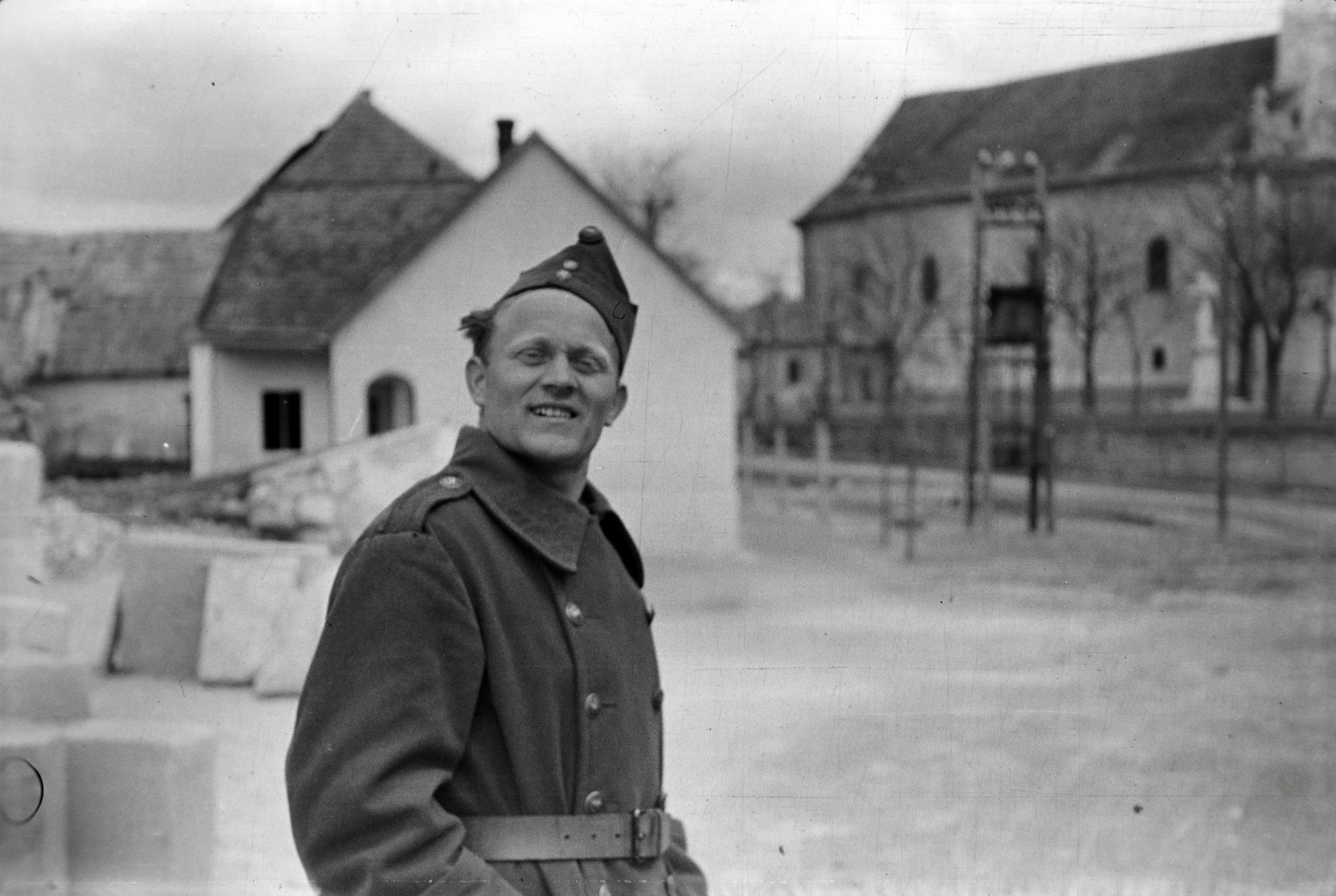 Magyarország, Zsámbék, Petőfi Sándor utca, jobbra a Keresztelő Szent János-templom., 1942, Miklós Lajos, grimasz, Fortepan #141011