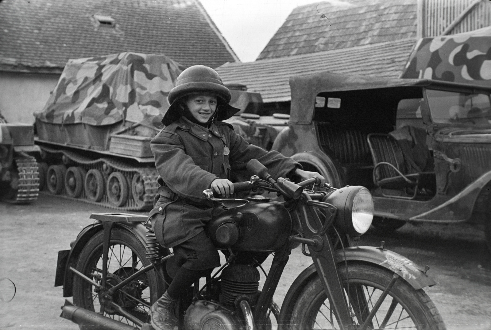 1942, Miklós Lajos, motorcycle, helmet, camouflage pattern, General Military Vehicle Emblem, Fortepan #141012