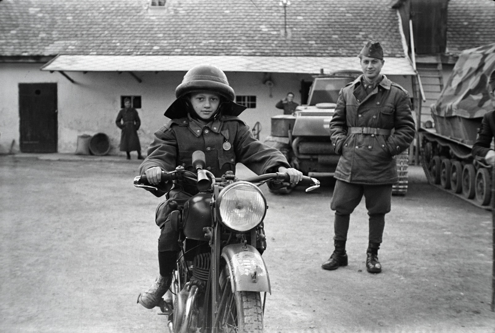 1942, Miklós Lajos, motorkerékpár, rohamsisak, 40M Nimród, 38M/42M Toldi, Általános Honvédségi Gépjármű Embléma, Fortepan #141013