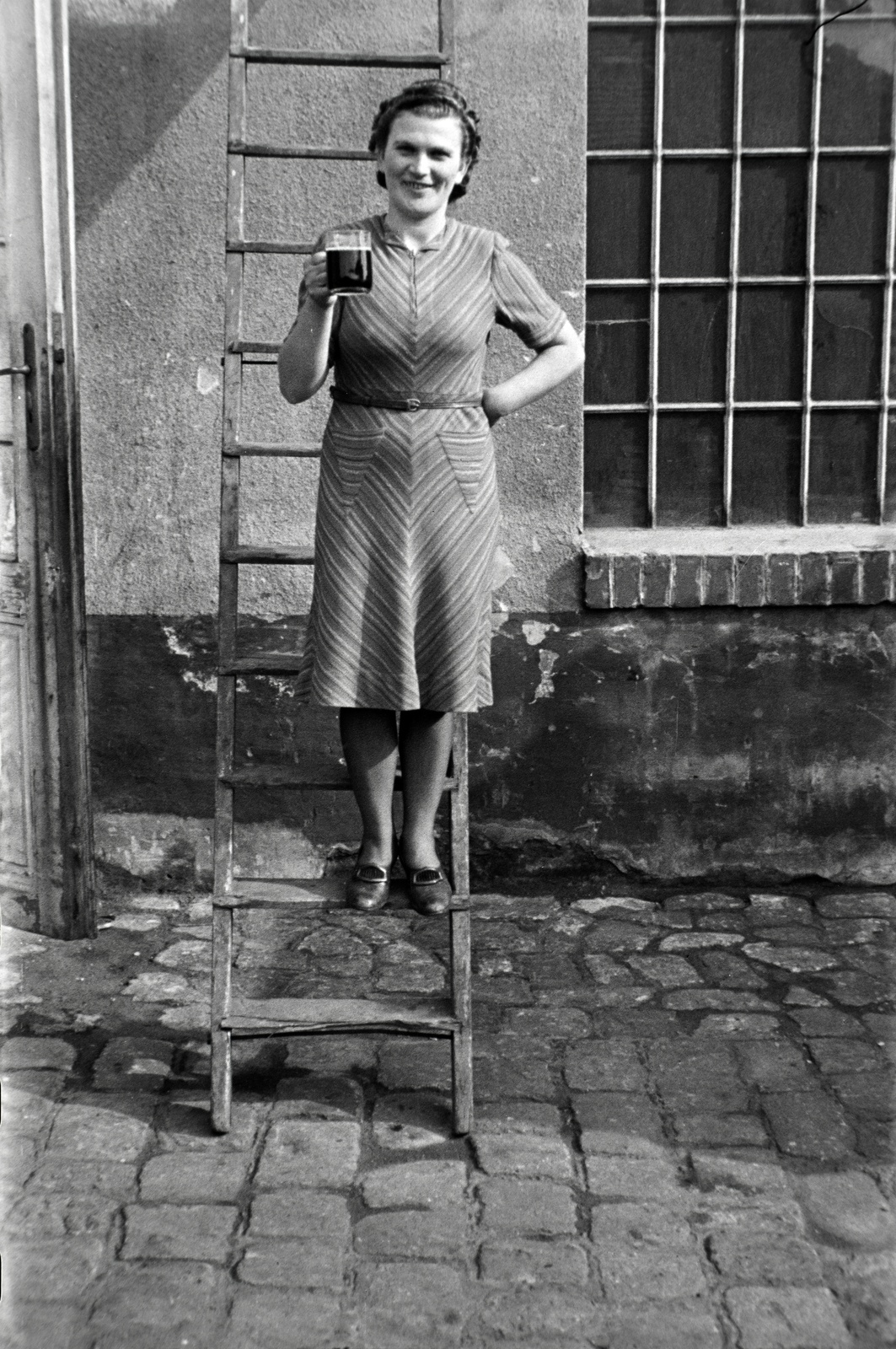 Hungary, Budapest X., Vaspálya utca 4., a felvétel Miklós Lajos járműgyártó mester üzemének udvarában készült., 1943, Miklós Lajos, ladder, Budapest, Fortepan #141015