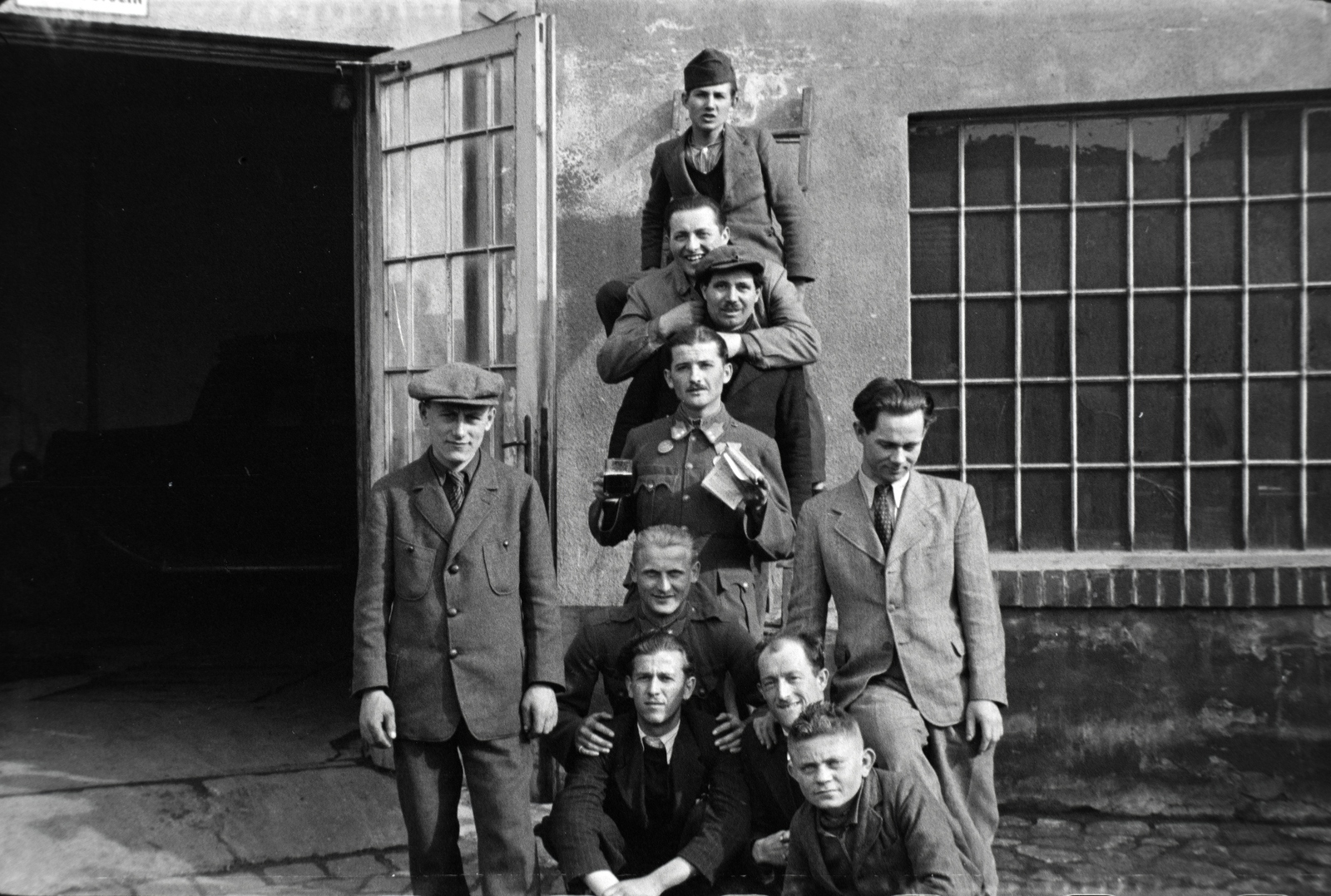 Hungary, Budapest X., Vaspálya utca 4., a felvétel Miklós Lajos járműgyártó mester üzemének udvarában készült., 1943, Miklós Lajos, Budapest, sitting on a ladder, Fortepan #141018