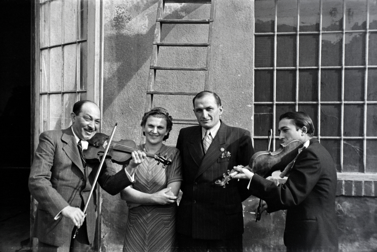 Hungary, Budapest X., Vaspálya utca 4., a felvétel Miklós Lajos járműgyártó mester üzemének udvarában készült., 1943, Miklós Lajos, Gypsy music, Budapest, Best of, musical instrument, violin, Fortepan #141019