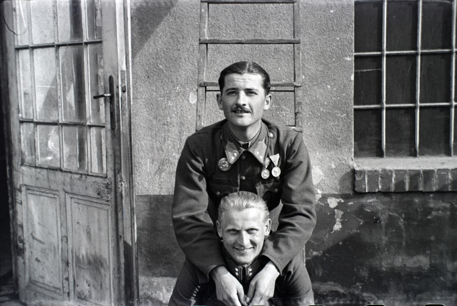 Hungary, Budapest X., Vaspálya utca 4., a felvétel Miklós Lajos járműgyártó mester üzemének udvarában készült., 1943, Miklós Lajos, medal, Budapest, Fortepan #141024