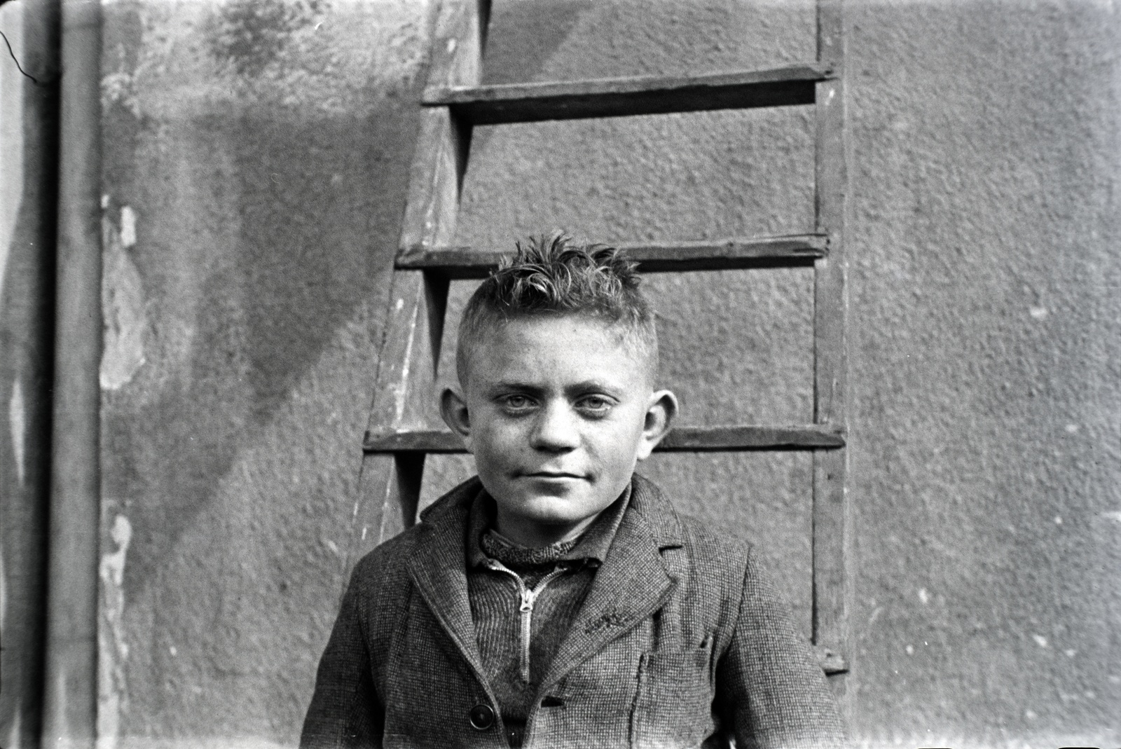 Hungary, Budapest X., Vaspálya utca 4., a felvétel Miklós Lajos járműgyártó mester üzemének udvarában készült., 1943, Miklós Lajos, ladder, Budapest, protruding ears, Fortepan #141028