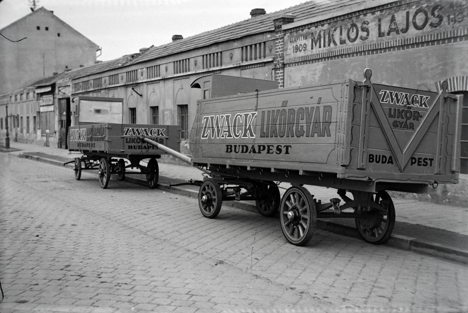 Hungary, Budapest X., Vaspálya utca 4., Miklós Lajos járműgyártó mester üzeme előtt a Zwack Likőrgyárnak gyártott platós lovaskocsik., 1943, Miklós Lajos, Horse-drawn carriage, Budapest, Fortepan #141048