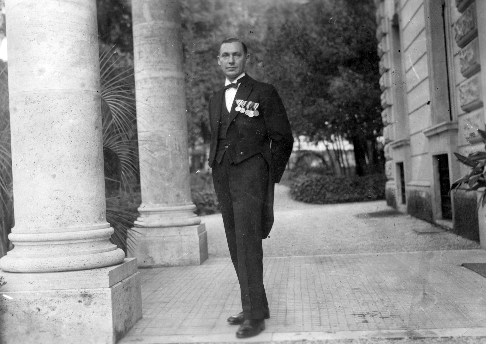 Italy, Rome, Via dei Villini 12-16., a kvirináli magyar követség., 1929, Baráth Endre, portrait, fashion, man, medal, white tie, hands behind the back, Fortepan #14105