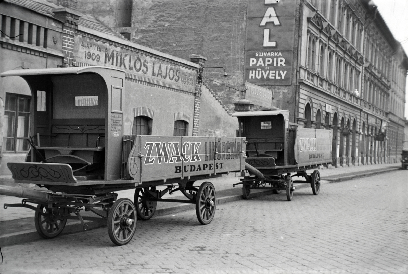 Hungary, Budapest X., Vaspálya utca 4., Miklós Lajos járműgyártó mester üzeme előtt a Zwack Likőrgyárnak gyártott platós lovaskocsik., 1943, Miklós Lajos, ad, Horse-drawn carriage, Budapest, Fortepan #141051