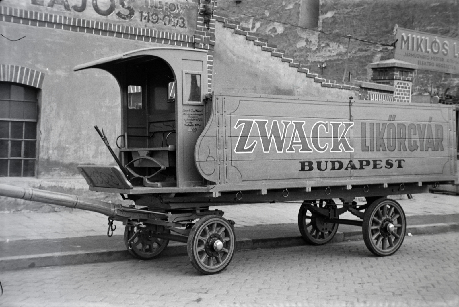 Hungary, Budapest X., Vaspálya utca 4., Miklós Lajos járműgyártó mester üzeme előtt a Zwack Likőrgyárnak gyártott platós lovaskocsi., 1943, Miklós Lajos, Horse-drawn carriage, Budapest, Fortepan #141053