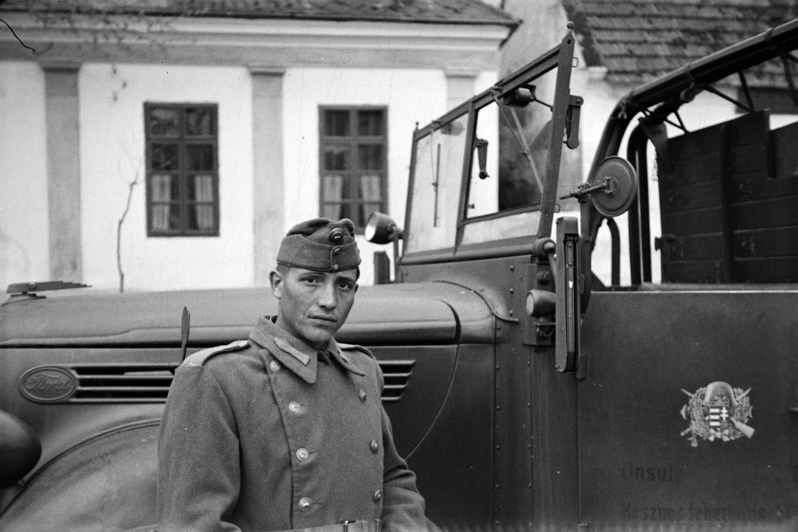 Magyarország, Zsámbék, Magyar utca, háttérben balra a 23. számú ház., 1942, Miklós Lajos, Általános Honvédségi Gépjármű Embléma, 39M Ford-Marmon-Herrington, Ford G917T, Fortepan #141056