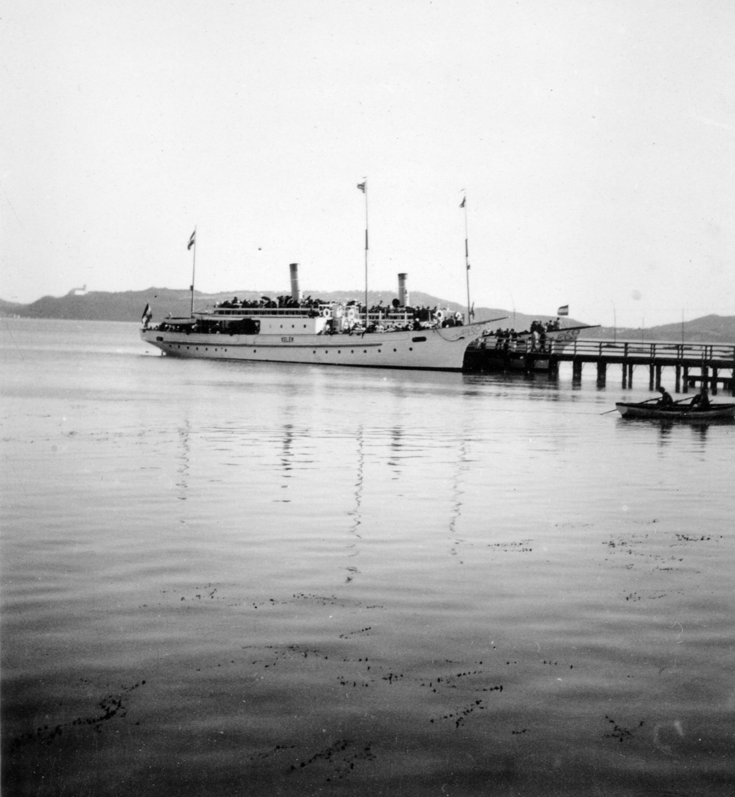 Hungary, Balatonfüred, Kelén és Helka személyszállító csavargőzösök a mólónál., 1933, Baráth Endre, ship, flag, port, steamboat, Kelén ship, Helka ship, Fortepan #14106