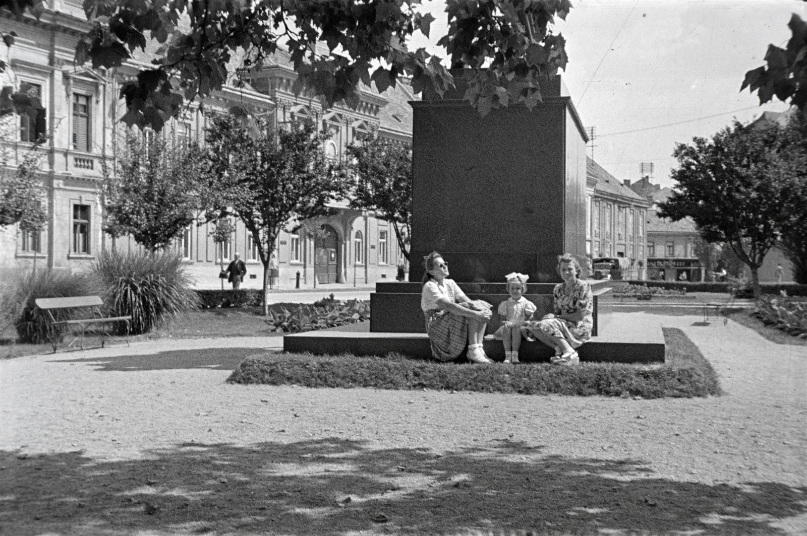 Hungary, Székesfehérvár, Szent István (Ferenc József) tér Szent István lovasszobrától a Várfok utca felé nézve., 1943, Miklós Lajos, sunbathe, Fortepan #141060