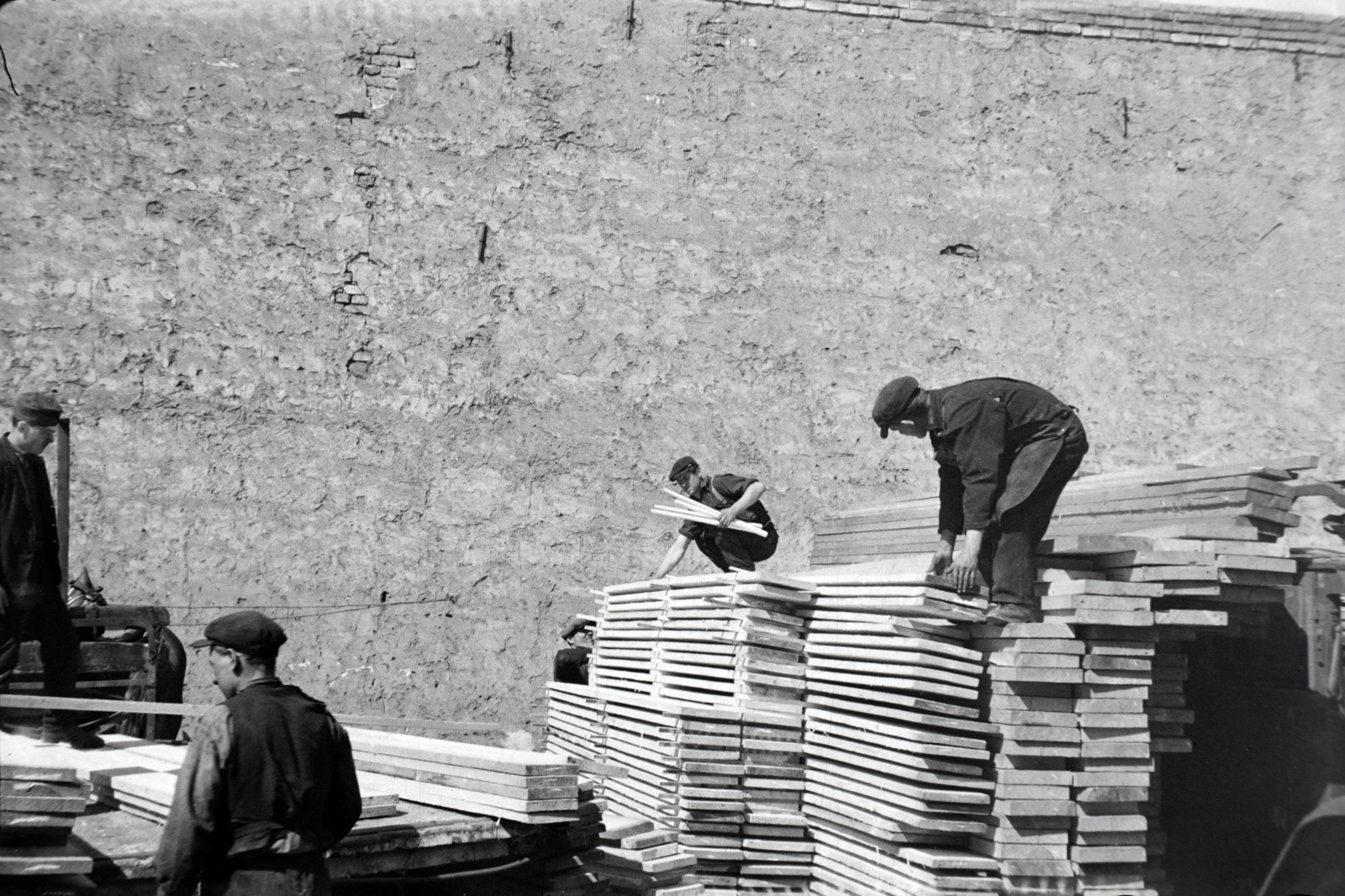 Hungary, Budapest X., Vaspálya utca 4., a felvétel Miklós Lajos járműgyártó mester üzemének udvarában készült., 1943, Miklós Lajos, Budapest, pile of boards, Fortepan #141063
