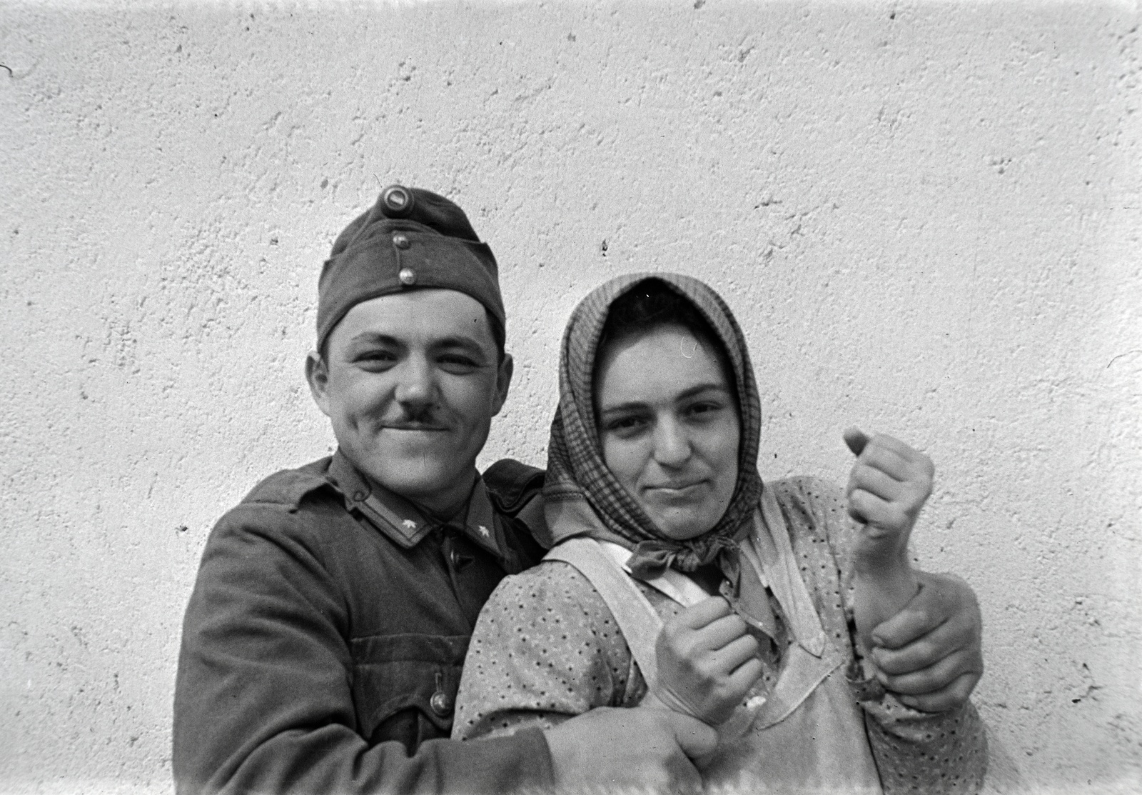 1941, Miklós Lajos, officer, jesting, man and woman, Fortepan #141080