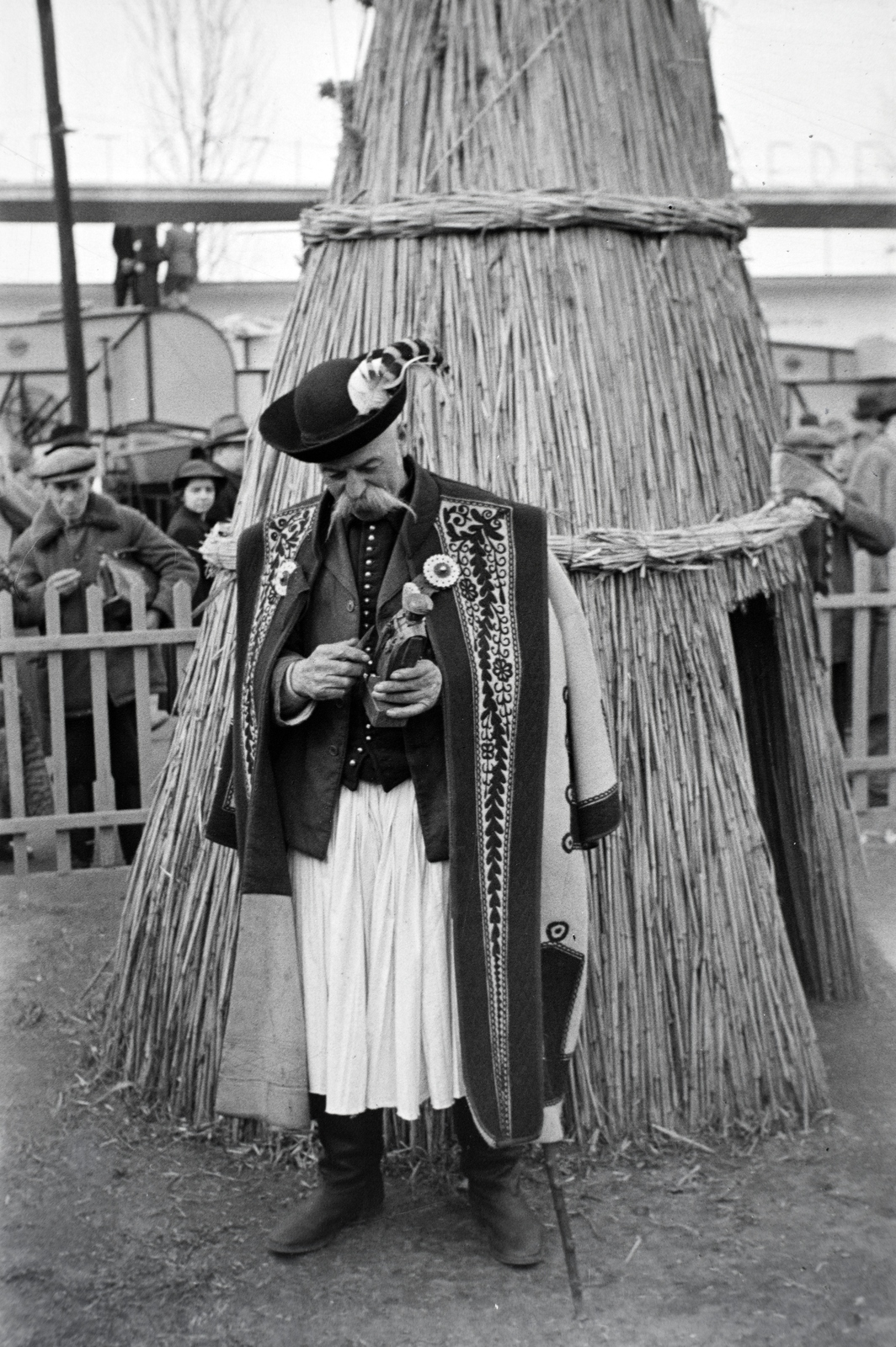 Hungary, Budapest X., Albertirsai út, Mezőgazdasági Kiállítás., 1941, Miklós Lajos, shepherd, Budapest, folk costume, Fortepan #141084