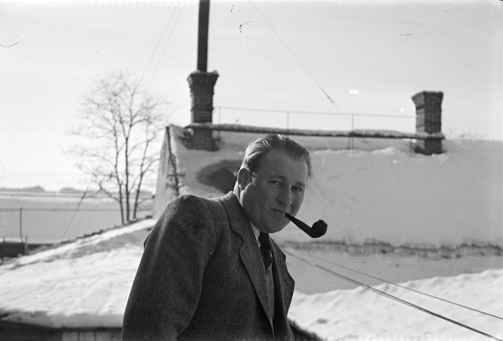 Hungary, Budapest X., a felvétel Miklós Lajos járműgyártó mester üzemének udvarában készült., 1943, Miklós Lajos, pipe, Budapest, Fortepan #141100