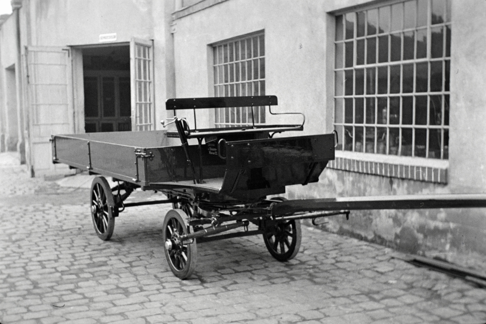 Hungary, Budapest X., Vaspálya utca 4., Miklós Lajos járműgyártó mester üzemének udvarában egy platós lovaskocsi., 1940, Miklós Lajos, Budapest, Horse-drawn carriage, Fortepan #141119