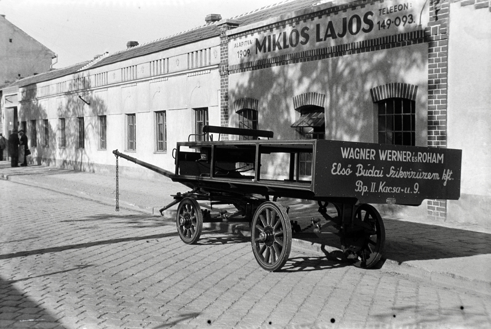 Magyarország, Budapest X., Vaspálya utca 4., Miklós Lajos járműgyártó mester üzeme előtt az Első Budai Szikvízüzemnek gyártott platós lovaskocsi., 1940, Miklós Lajos, Budapest, Szikvízüzem, lovaskocsi, Fortepan #141121