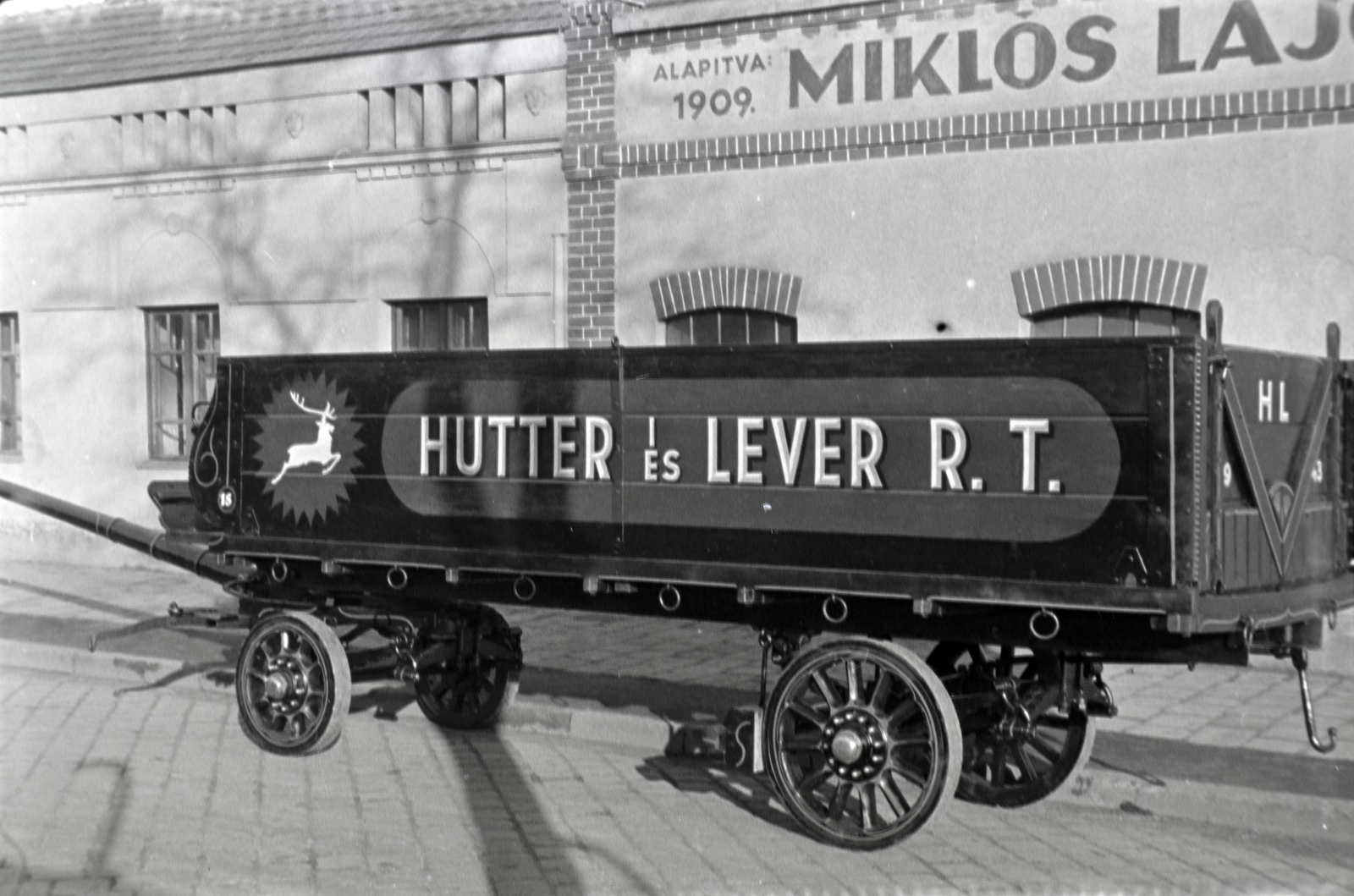Hungary, Budapest X., Vaspálya utca 4., Miklós Lajos járműgyártó mester üzeme előtt a Hutter és Lever Rt. felújított platós lovaskocsija., 1940, Miklós Lajos, Budapest, Horse-drawn carriage, Fortepan #141122