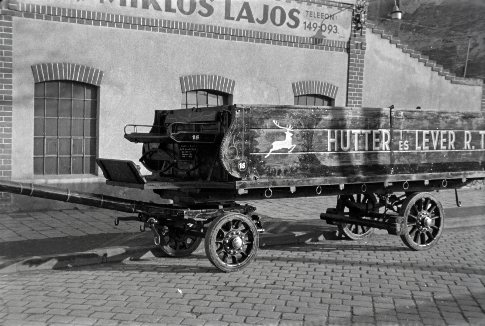 Hungary, Budapest X., Vaspálya utca 4., Miklós Lajos járműgyártó mester üzeme előtt a Hutter és Lever Rt. felújításra váró platós lovaskocsija., 1940, Miklós Lajos, Budapest, Horse-drawn carriage, Fortepan #141123