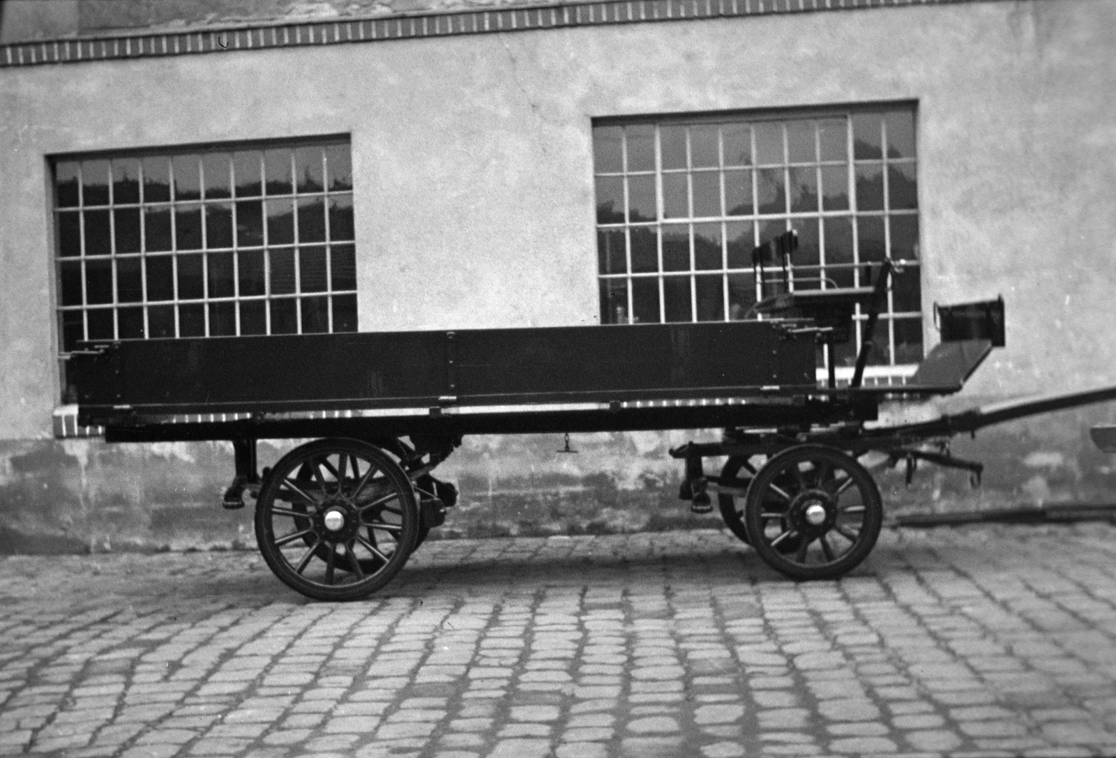 Hungary, Budapest X., Vaspálya utca 4., Miklós Lajos járműgyártó mester üzemének udvarában egy platós lovaskocsi., 1940, Miklós Lajos, Budapest, Horse-drawn carriage, Fortepan #141124