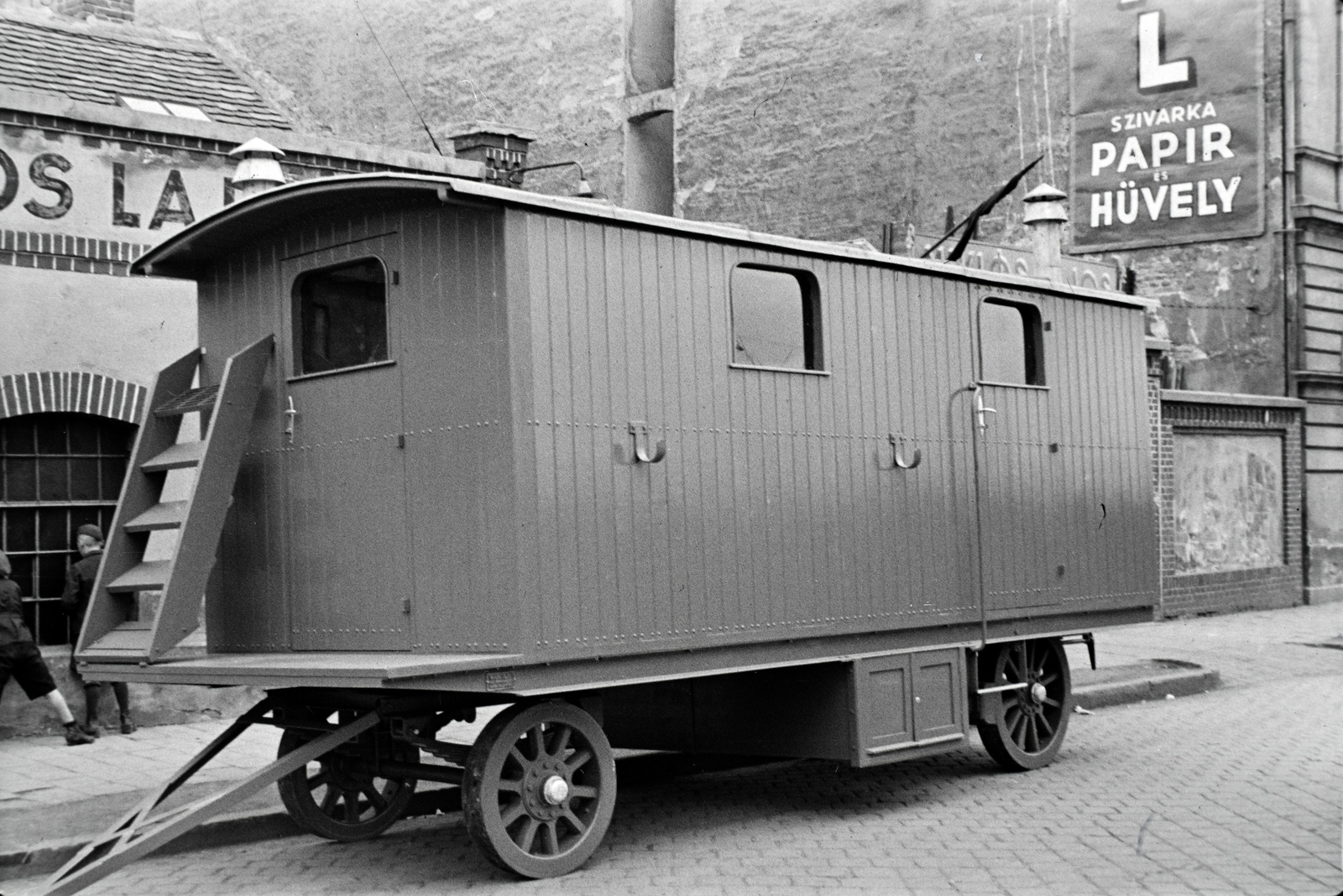Hungary, Budapest X., Vaspálya utca 4., a felvétel Miklós Lajos járműgyártó mester üzeme előtt készült. Úthengerhez gyártott lakókocsi., 1940, Miklós Lajos, Budapest, Horse-drawn carriage, caravan, poster, Fortepan #141125