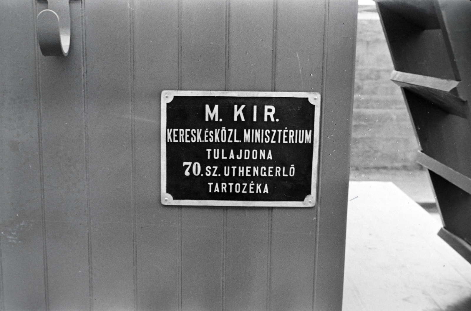 Hungary, Budapest X., Vaspálya utca 4., a felvétel Miklós Lajos járműgyártó mester üzeme előtt készült. Úthengerhez gyártott lakókocsi adattáblája., 1940, Miklós Lajos, Budapest, caravan, Fortepan #141128