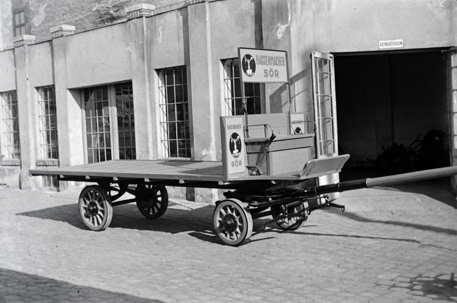 Hungary, Budapest X., Vaspálya utca 4., Miklós Lajos járműgyártó mester üzemének udvara. Dreher-Haggenmacher Első Magyar Részvényserfőzde Rt.-nek gyártott platós lovaskocsi., 1940, Miklós Lajos, Budapest, Haggenmacher-brand, Horse-drawn carriage, Fortepan #141130