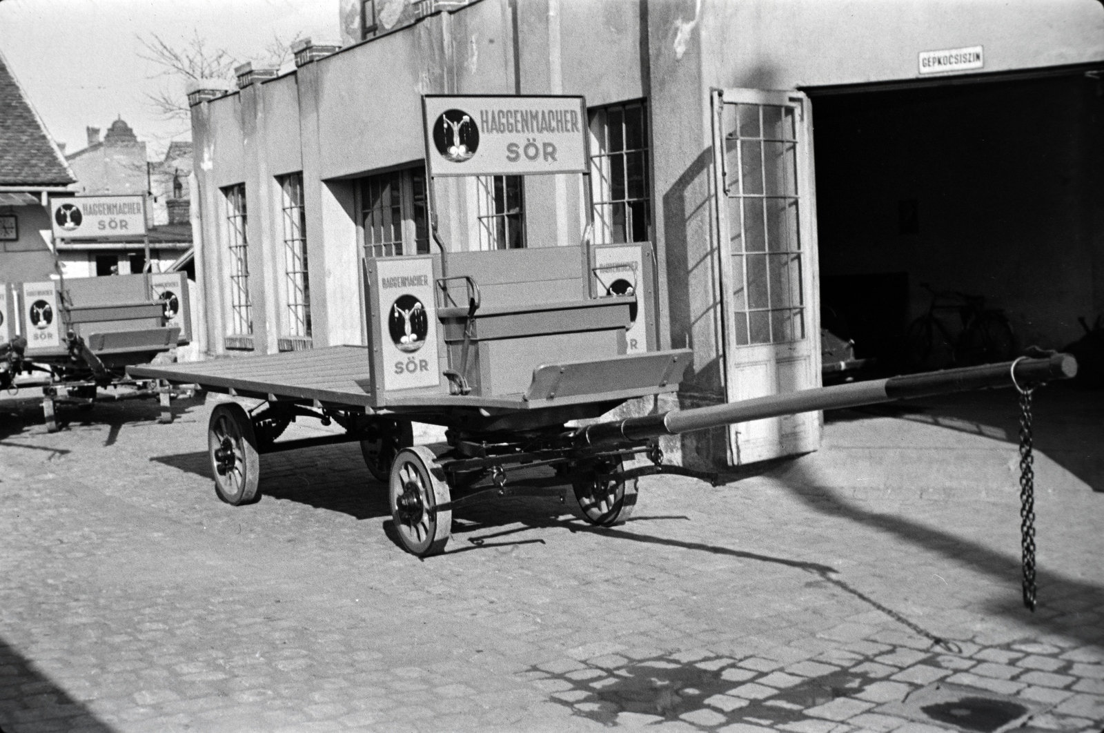 Hungary, Budapest X., Vaspálya utca 4., Miklós Lajos járműgyártó mester üzemének udvara. Dreher-Haggenmacher Első Magyar Részvényserfőzde Rt.-nek gyártott platós lovaskocsik., 1940, Miklós Lajos, Budapest, Haggenmacher-brand, Horse-drawn carriage, Fortepan #141131