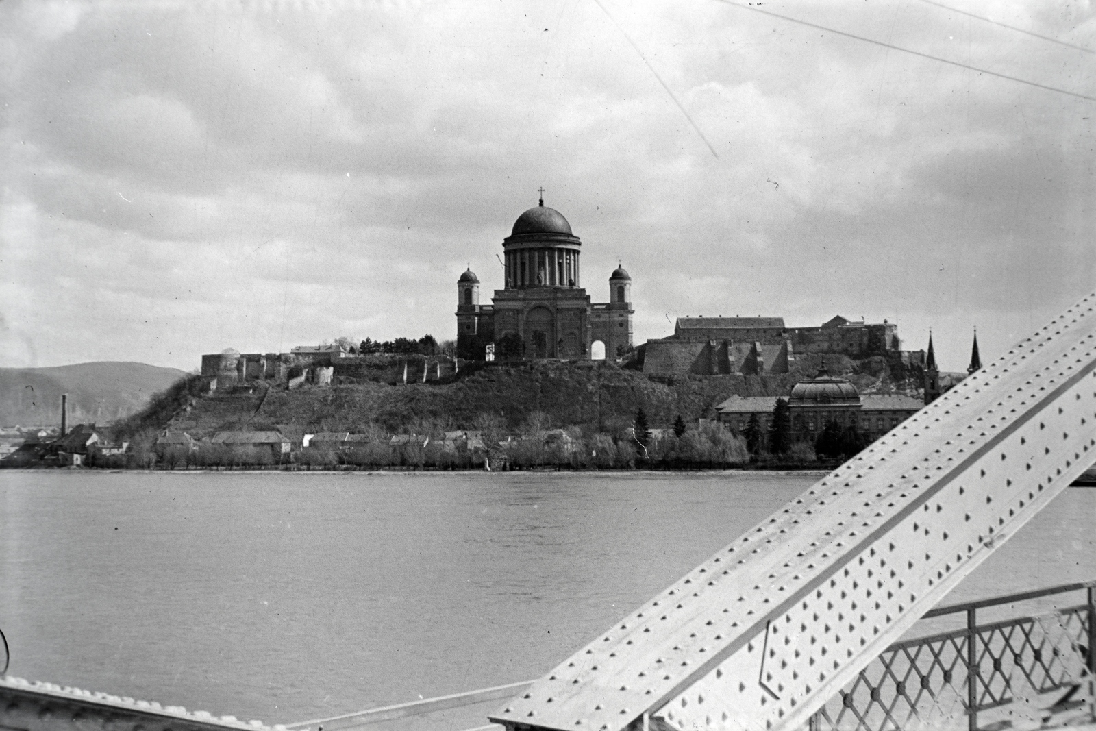 Magyarország,Szlovákia, Párkány, a Mária Valéria híd, szemben Esztergom, a Várhegyen a Bazilika., 1940, Miklós Lajos, Bazilika, katolikus, szegecselt acél, Fortepan #141133