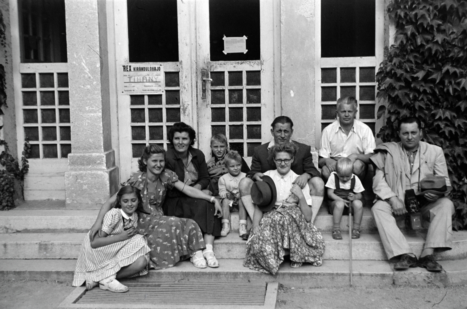 1940, Miklós Lajos, sitting on stairs, tableau, Fortepan #141134