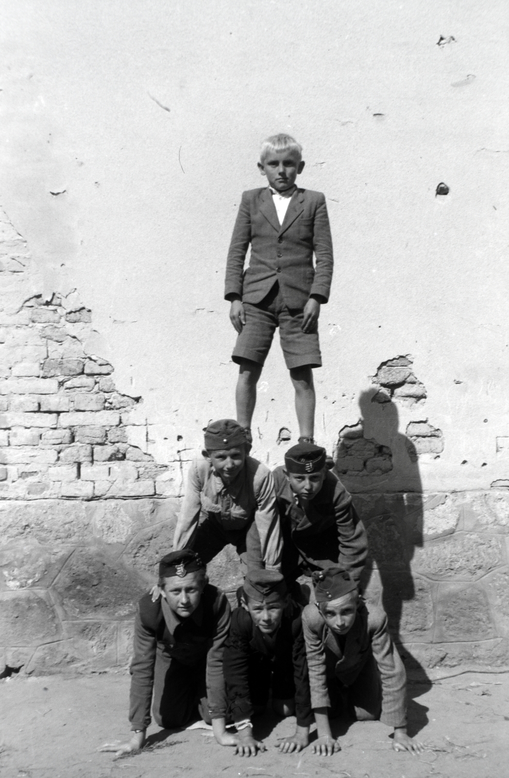 1944, Miklós Lajos, human pyramid, "Bocskai" side cap, Fortepan #141138