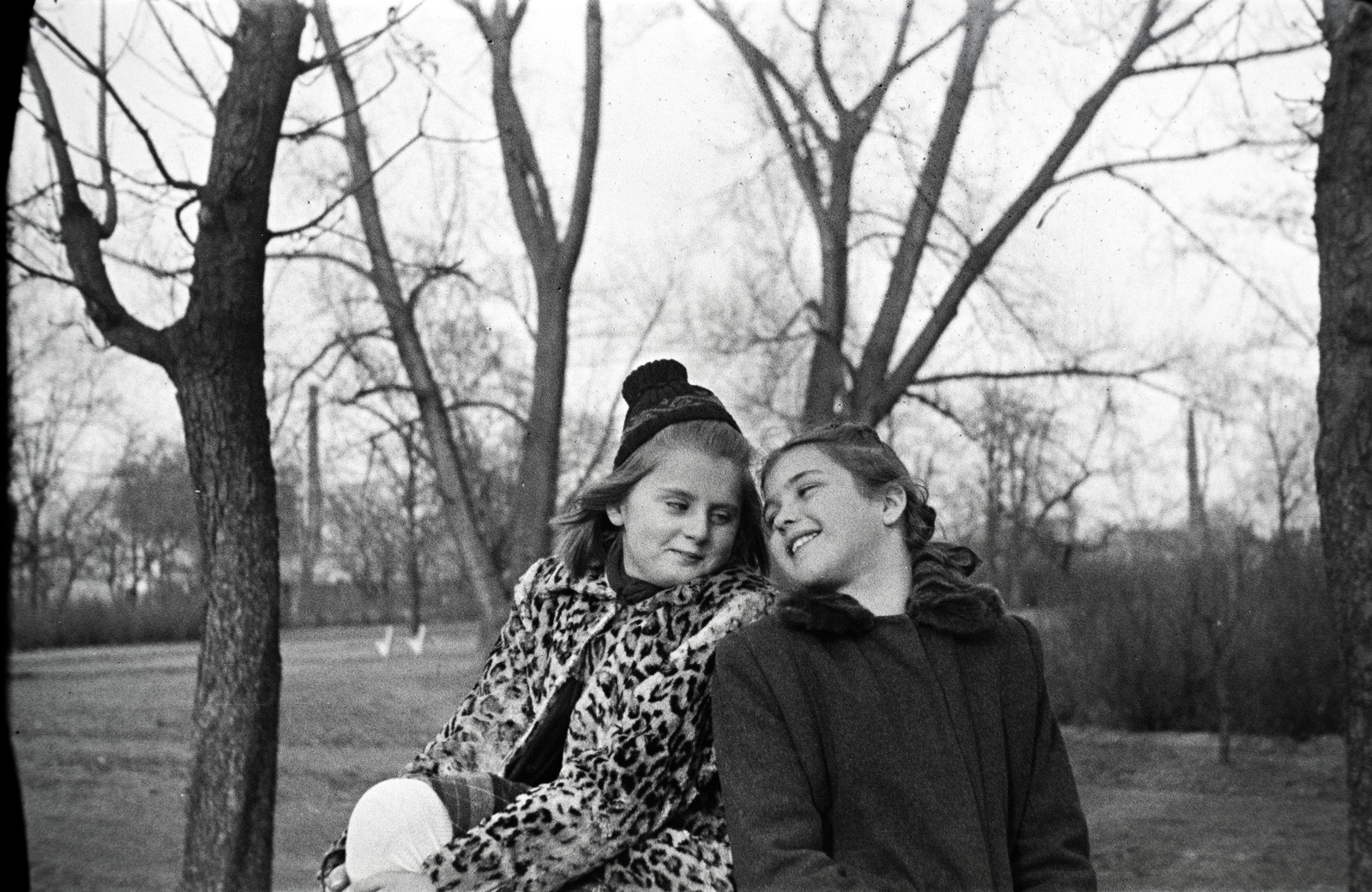 1944, Miklós Lajos, smile, girls, winter coat, cap, girlfriend, fur coat, Fortepan #141141