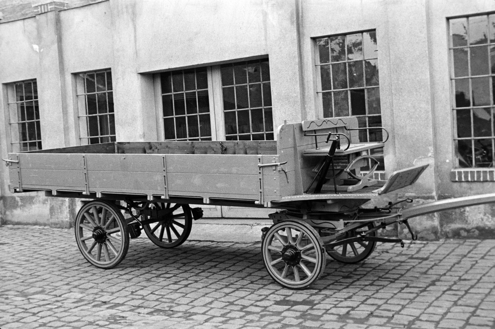 Hungary, Budapest X., Vaspálya utca 4., Miklós Lajos járműgyártó mester üzemének udvarában egy platós lovaskocsi., 1944, Miklós Lajos, Budapest, Horse-drawn carriage, yard, window, inner courtyard, Fortepan #141142