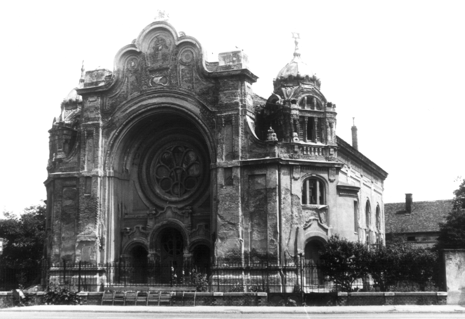 Magyarország, Hódmezővásárhely, Szent István tér, zsinagóga., 1983, Gazda Anikó, zsinagóga, szecesszió, zsidóság, héber írás, Art Nouveau, Dávid csillag, Busch Miklós-terv, Müller Miksa-terv, Fortepan #141159