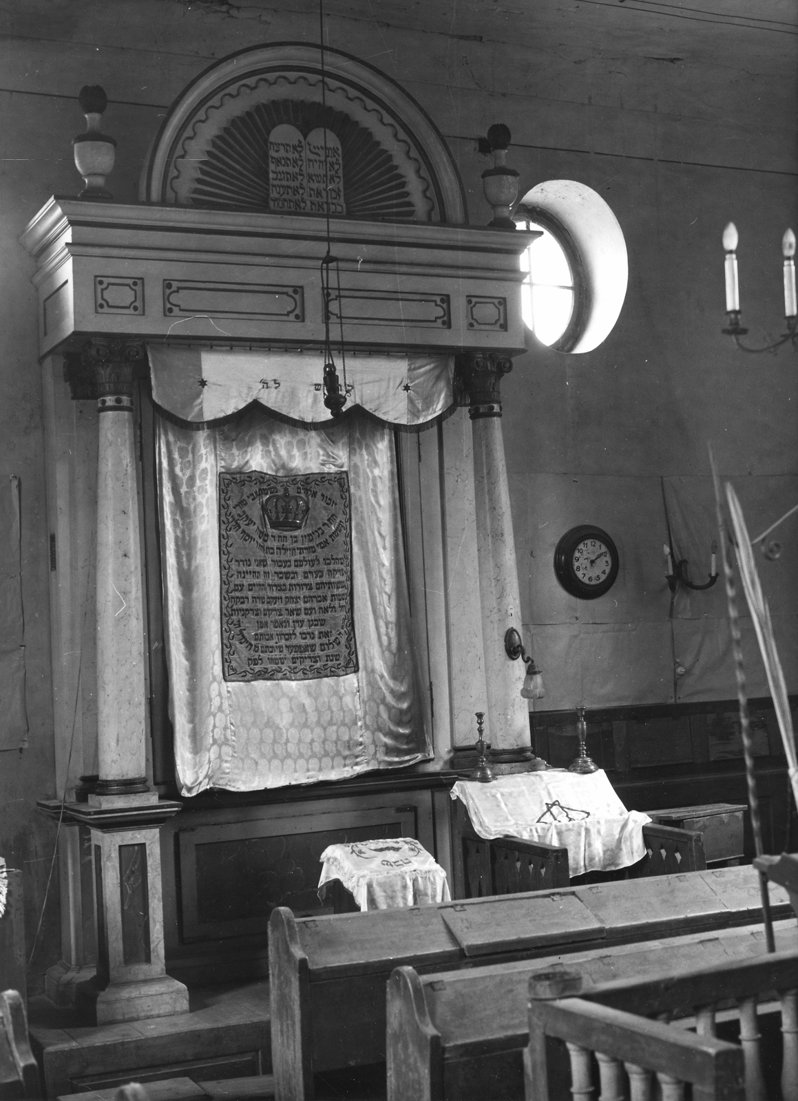 Hungary, Jánoshalma, Petőfi Sándor utca 3., zsinagóga., 1983, Gazda Anikó, wall clock, synagogue, interior, judaism, Hebrew script, Fortepan #141162