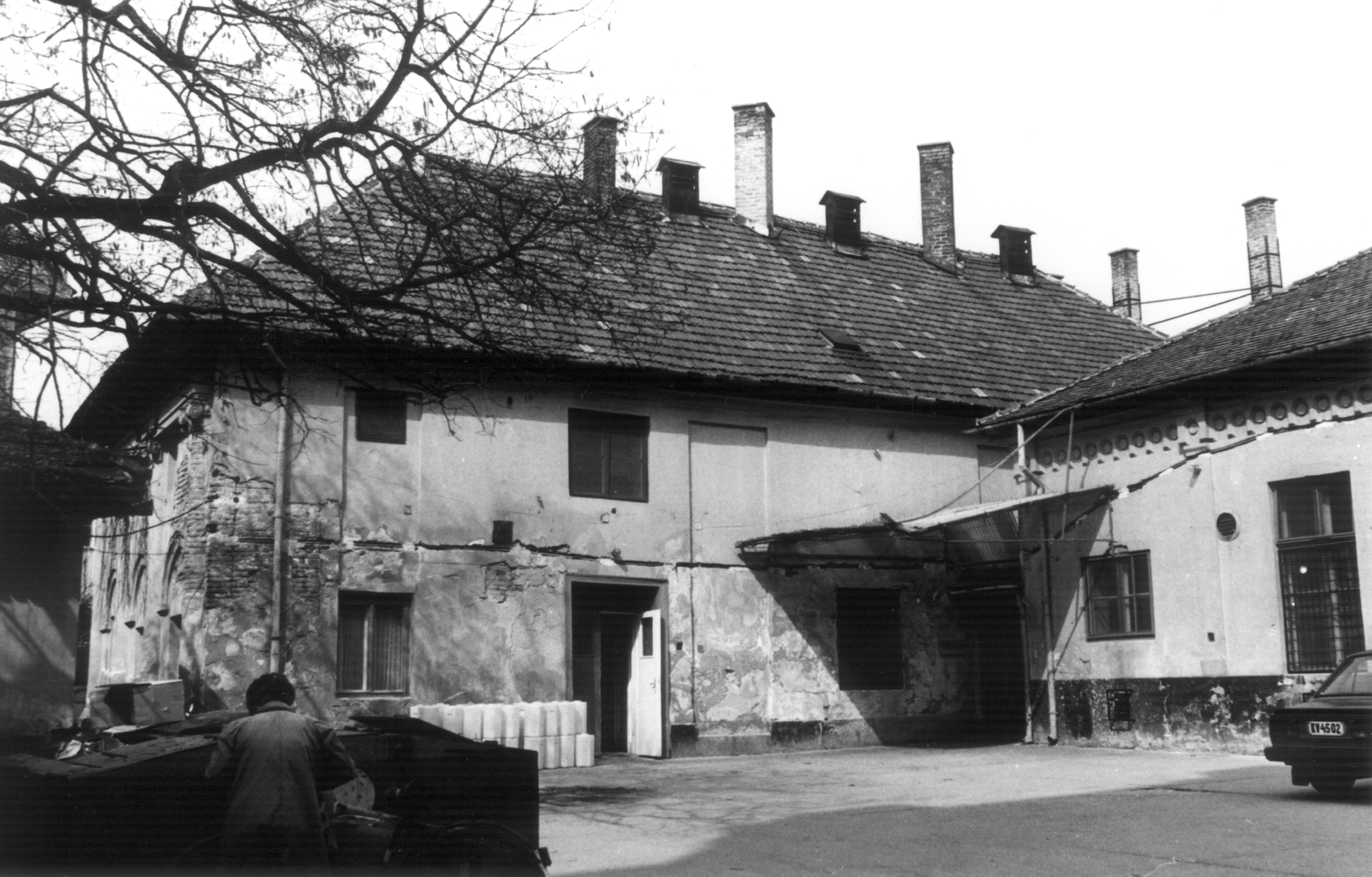 Hungary, Kecskemét, Szabadság tér, a régi zsinagóga (ekkor cukrászüzem) és melléképülete, a Tudomány és Technika Háza (korábban zsinagóga) mögött., 1983, Gazda Anikó, Fortepan #141165