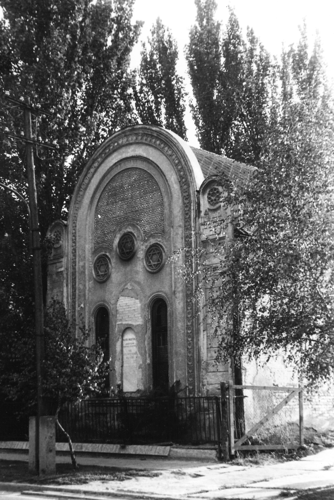 Hungary, Kiskőrös, Petőfi Sándor út 3., zsinagóga-kistemplom. Ma zeneiskola, hangversenyterem., 1983, Gazda Anikó, synagogue, judaism, yellow star, Fortepan #141167