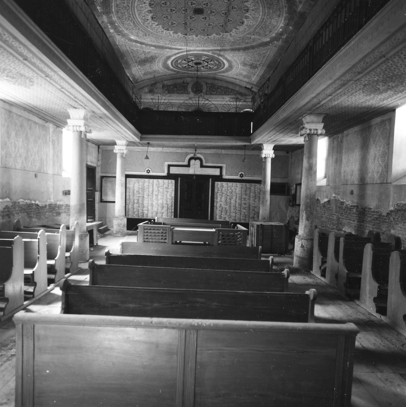 Magyarország, Mátészalka, Kossuth Lajos utca, az egykori zsinagóga, ma felújítva, időnként kiállításokat tartanak benne., 1983, Gazda Anikó, zsinagóga, enteriőr, zsidóság, Fortepan #141177