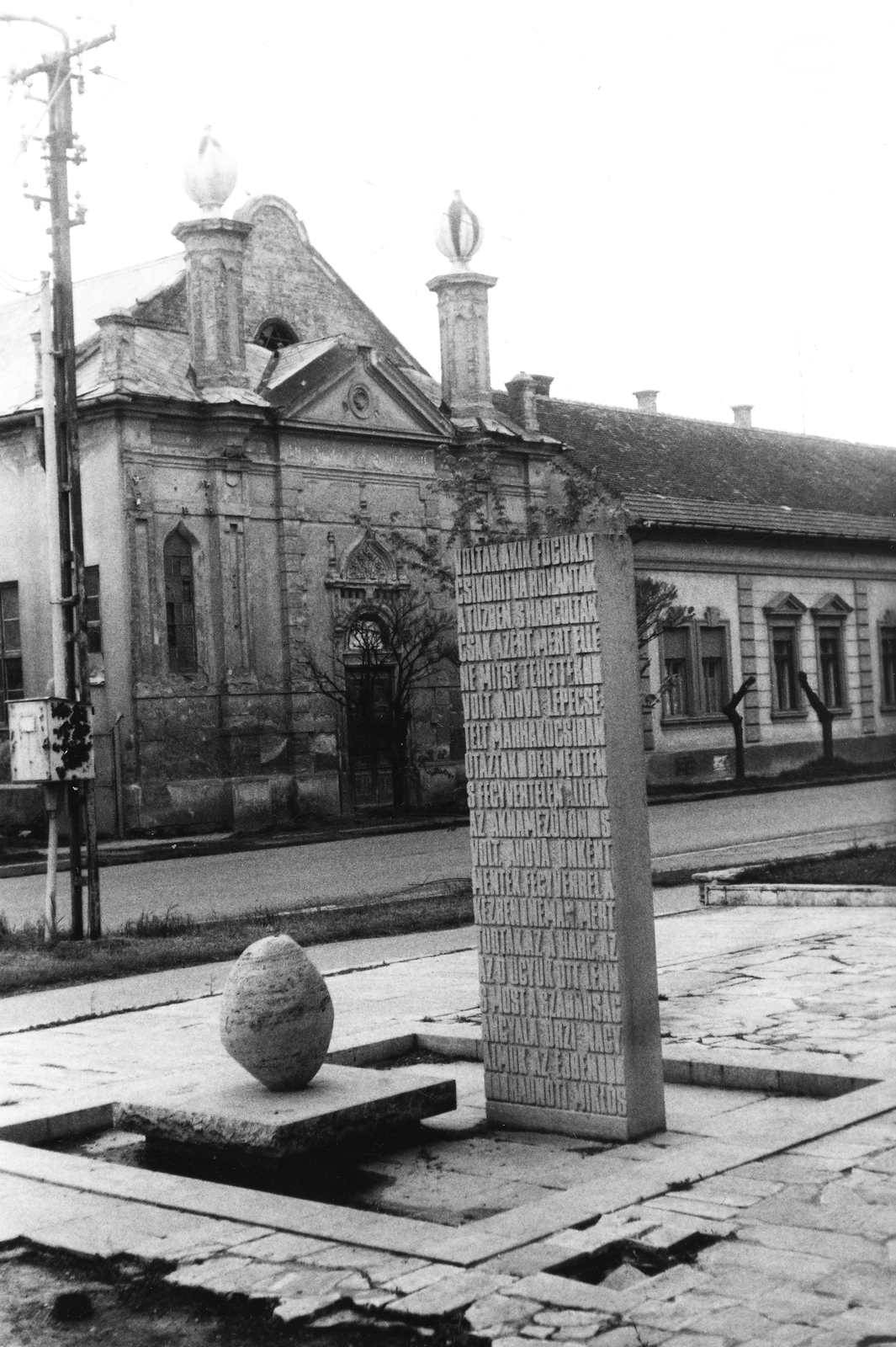 Hungary, Orosháza, Bajcsy-Zsilinszky utca 1., Kulich Gyula-díszkút (Nagy István János,1972.). Háttérben balra a zsinagóga., 1983, Gazda Anikó, Fortepan #141185